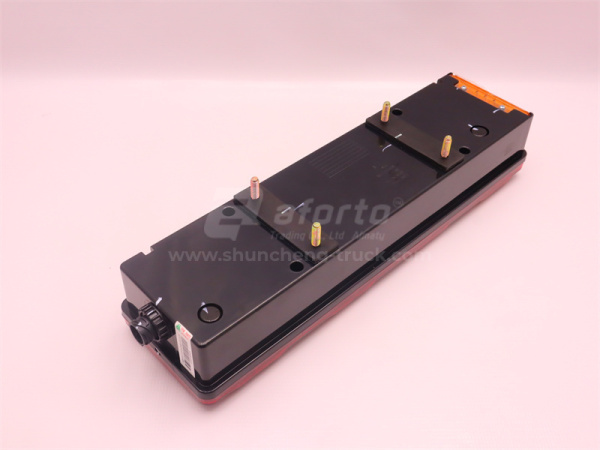 Фонарь задний HOWO A7/SITRAK C7H/TX/T5G правая (оригинал)