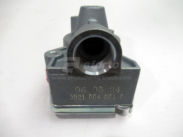 Соединительная головка на прицеп красная с клапаном M22х1.5 УНИВЕРСАЛЬНОЕ 4522002110