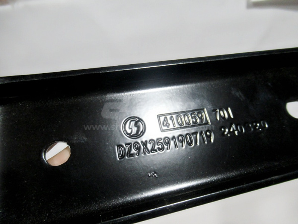 Кронштейн воздухозаборника SHAANXI X6000 вниз (оригинал) Кронштейн воздухозаборника SHAANXI X6000 вниз (оригинал)