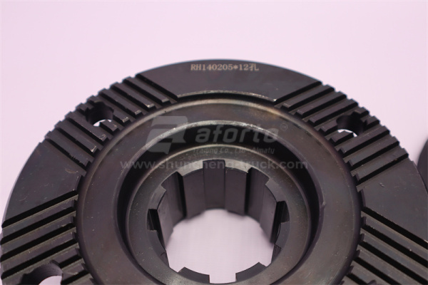 Фланец моста STEYR среднего 165/65/8/4 (диаметр /высота/шлицы /отверстия)