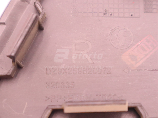 Заглушка бампера форкоп SHAANXI X6000 правый (оригинал)