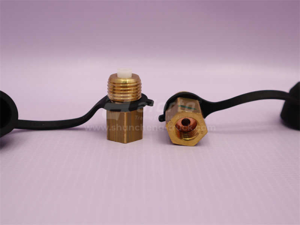 Переходник штуцер рессивера (бронзовый) HOWO (оригинал)