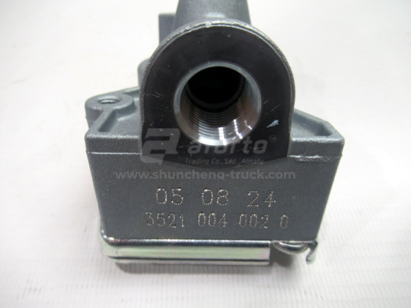 Соединительная головка на прицеп красная с клапаном M16x1.5 УНИВЕРСАЛЬНОЕ 9522002210