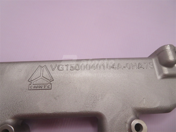 Труба подачи антифриза из ГБЦ HOWO 0104 (оригинал)